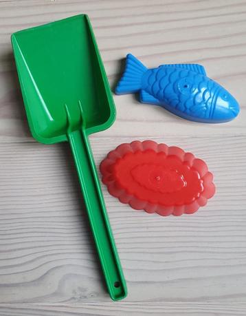 schepje en 2 vormpjes voor zandbak, €4 incl verzendkosten beschikbaar voor biedingen