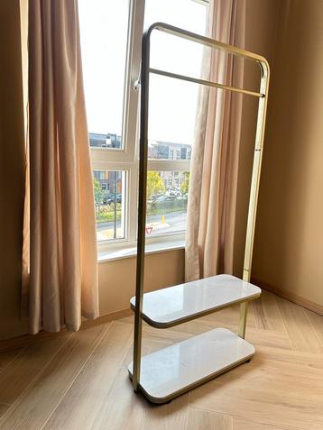 Goudkleurig Kledingrek met Schoenenrek beschikbaar voor biedingen
