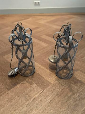 Paar moderne hanglampen of kroonluchters