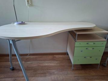 Bureau met stoel  beschikbaar voor biedingen