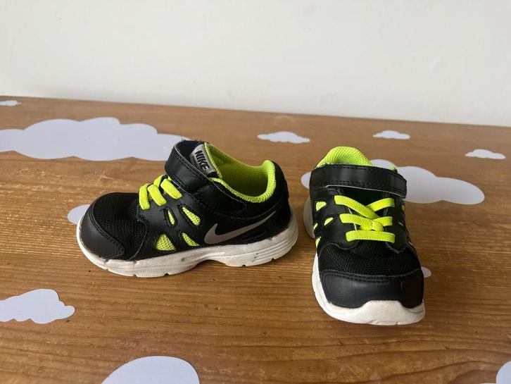 Nike Revolution 2 kinderschoenen maat 23, Kinderen en Baby's, Kinderkleding | Schoenen en Sokken, Zo goed als nieuw, Sportschoenen