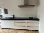 hoogglans keuken met zwart composiet blad pelgrim apparatuur, Huis en Inrichting, Keuken | Complete keukens, Ophalen, Gebruikt