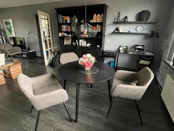 Ronde Eettafel + 3 Grijze Stoelen beschikbaar voor biedingen