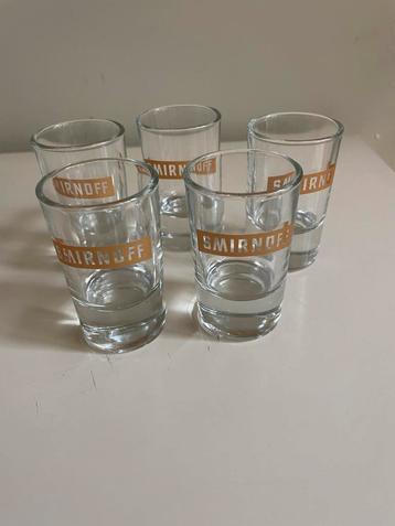 5 Smirnoff Shotglaasjes in Goede Staat beschikbaar voor biedingen