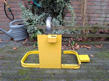 Wielklem met Sleutel beschikbaar voor biedingen