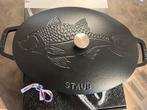 Nieuwe Staub 32 cm ovenschaal met visdeksel La Mer, Gietijzer, Nieuw, Ophalen of Verzenden, Staub