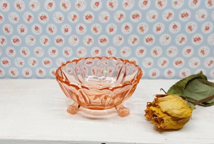 Rose persglas schaaltje op voetjes, Antiek en Kunst, Antiek | Glas en Kristal, Ophalen of Verzenden