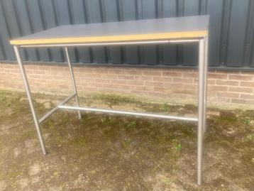 Design tafel beschikbaar voor biedingen
