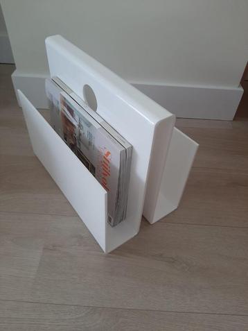 Vintage acryl spaceage design lectuurbak magazine houder beschikbaar voor biedingen