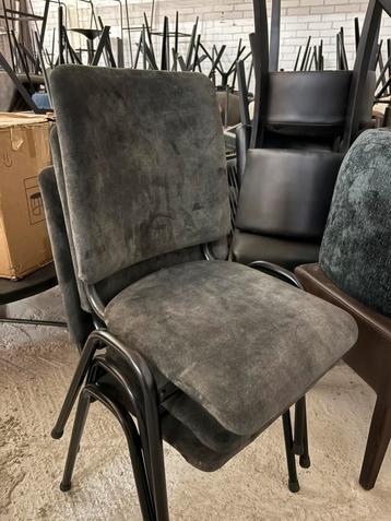Set van drie stapelbare gestoffeerde stoelen beschikbaar voor biedingen