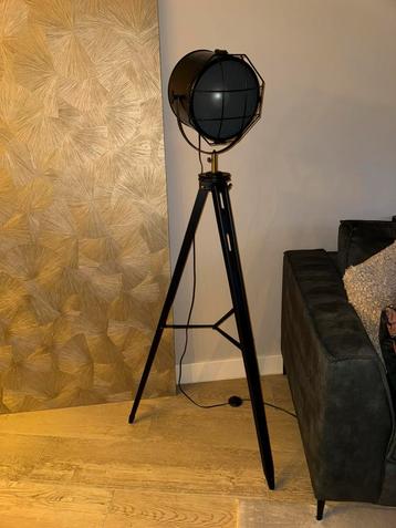 Vloerlamp idustrieel beschikbaar voor biedingen