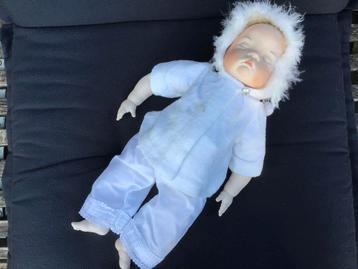 Oude baby/pop die slaapt beschikbaar voor biedingen