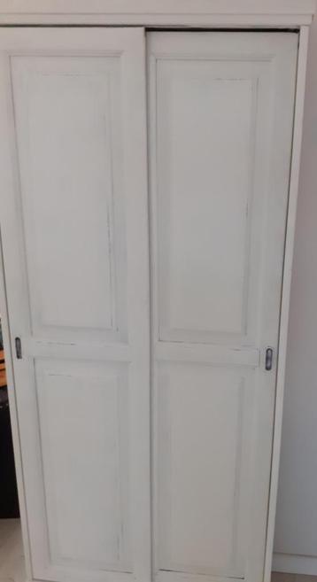 Cd kast beschikbaar voor biedingen