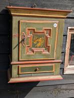 Klein antiek beschilderd hang kastje 80 cm hoog. €265, Antiek en Kunst, Ophalen