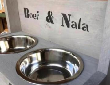 Eet-drinkbakken voor de hond met GRATIS naam erop beschikbaar voor biedingen