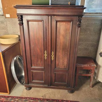 Brocante oude kast, meidenkast Hoog 137 cm. servieskast beschikbaar voor biedingen