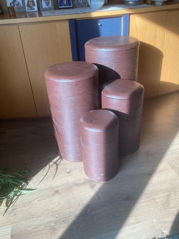 Poseer poefjes beschikbaar voor biedingen