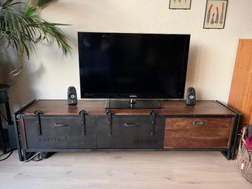 Industrieel tv meubel beschikbaar voor biedingen