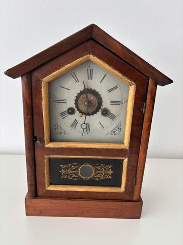 Leuk decoratief oud klokje beschikbaar voor biedingen