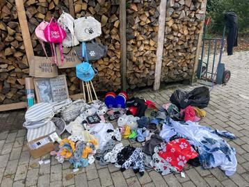 Partij hondenspullen te koop en souvenirs voor mensen beschikbaar voor biedingen