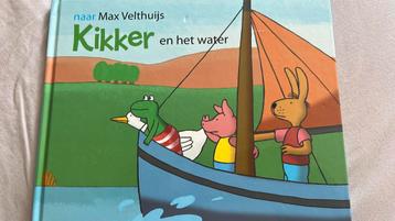 Kikker in het water beschikbaar voor biedingen