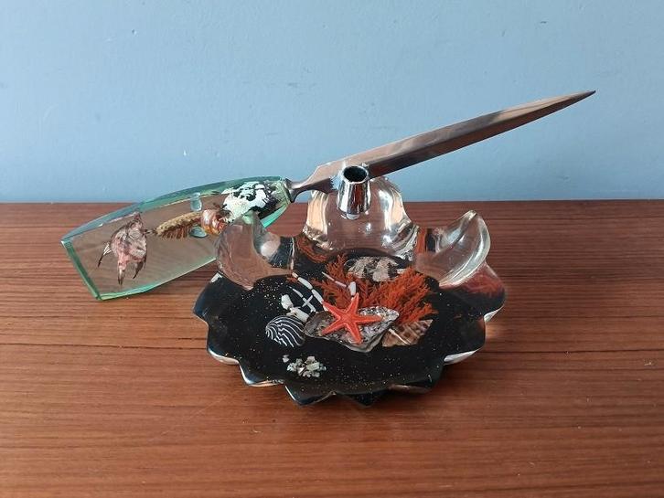 Vintage briefopener en pennenhouder in hars, Verzamelen, Retro, Huis en Inrichting, Ophalen of Verzenden