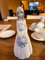 Vintage Porcelanas Miquel Requena beeldje jonge vrouw, Ophalen of Verzenden, Zo goed als nieuw, Mens