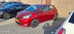 Toyota Yaris 1.3 16V Vvt-i 5DR 2012 Rood, Auto's, Voorwielaandrijving, Navigatiesysteem, 4 cilinders, Handgeschakeld