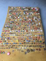 Oude verzameling  speldjes op kussen. 500 stuks ?, Caravans en Kamperen, Slaapzakken, Ophalen of Verzenden, Gebruikt