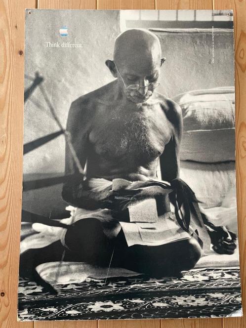 Apple Think Different poster uit 1997 - Mahatma Gandhi, Verzamelen, Posters, Gebruikt, Reclame, Deurposter of groter, Rechthoekig Staand