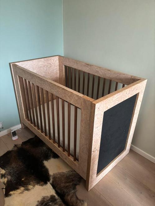 Stoer en schattig kinderbedje met krijtbord, Kinderen en Baby's, Babywiegjes en Ledikanten, Zo goed als nieuw, Ledikant, Ophalen