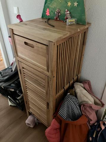 Plank / badkamerkastje beschikbaar voor biedingen