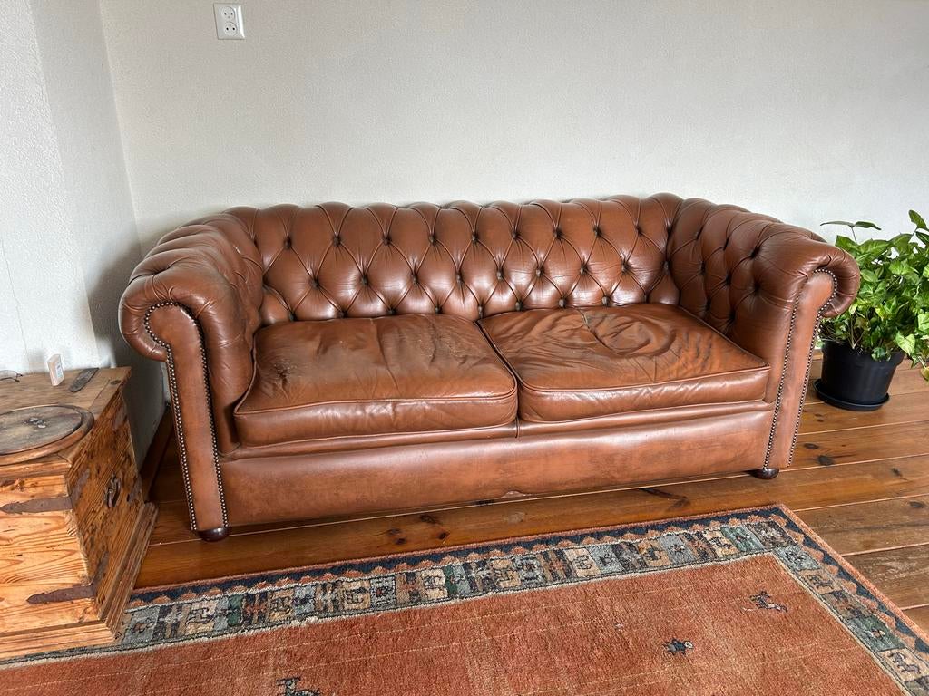 Chesterfield 2-zits bank - Klassiek en comfortabel, Huis en Inrichting, Banken | Bankstellen, Ophalen, Gebruikt, 150 tot 200 cm