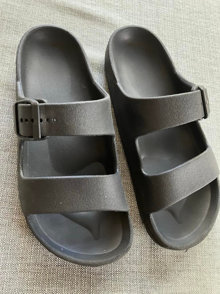 Zwarte slippers met voetbed - Maat 37, Slippers, Zwart, Nieuw, Ophalen of Verzenden