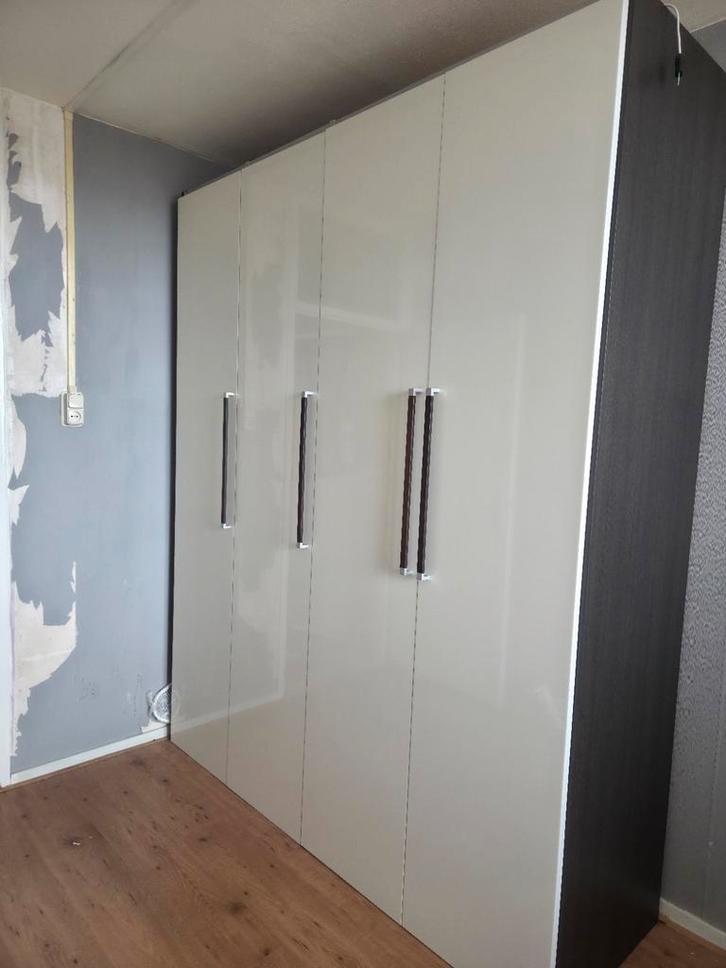 Ruime kledingkast met hoogglans fronten – bijna nieuw, Huis en Inrichting, Kasten | Kledingkasten, Zo goed als nieuw, 200 cm of meer