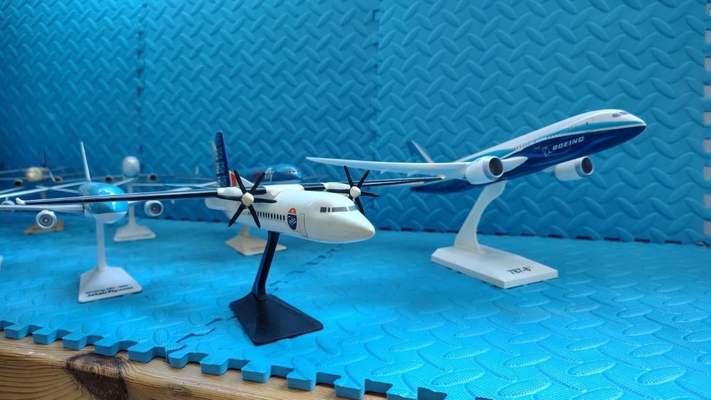 9 stuks modelvliegtuigen 1:200, Ophalen, Gebruikt, Schaalmodel