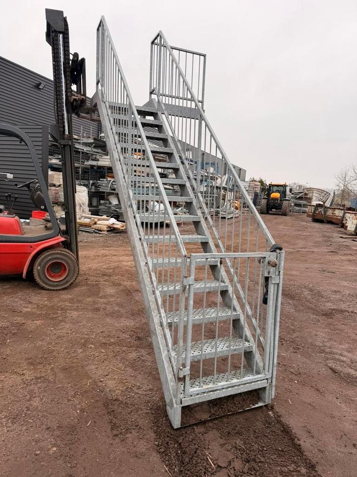 Gegalvaniseerde steektrap bordestrap wenteltrap trap trappen, Doe-het-zelf en Verbouw, Ladders en Trappen, Zo goed als nieuw, 2 tot 4 meter