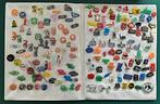 Speldjes album met alleen plastic speldjes +/- 1965, Verzamelen, Speldjes, Pins en Buttons, Verzenden, Gebruikt, Overige onderwerpen