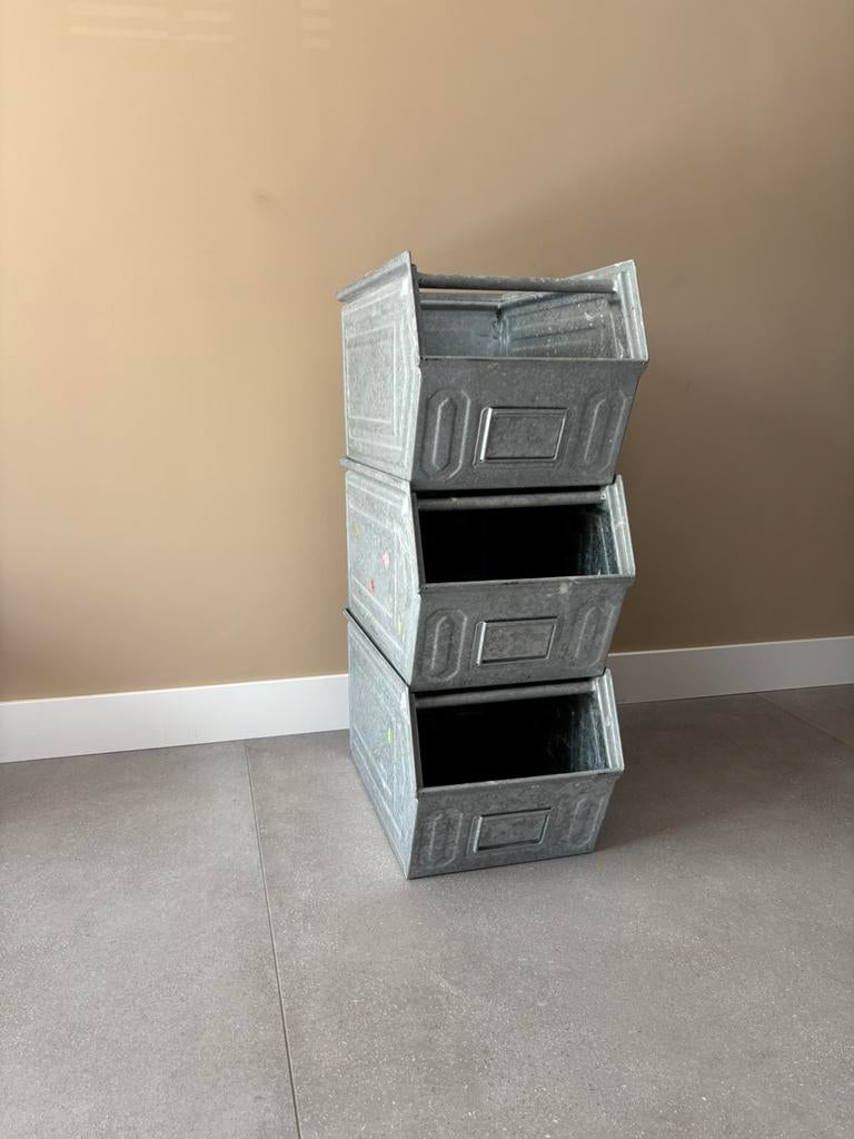 Industriële metalen stapelbakken (3 stuks), Ophalen, Gebruikt, 50 tot 75 cm, Bak of Kist