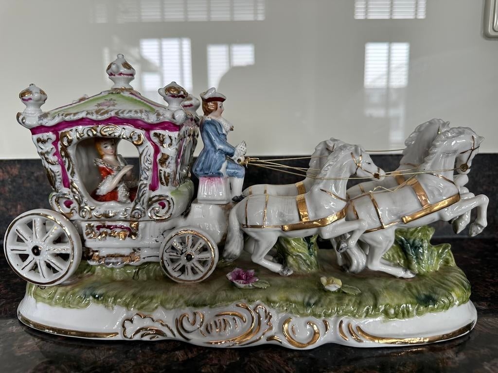Porselein Grote koets 4 paarden beeld , koetsier en Madam, Antiek en Kunst, Ophalen
