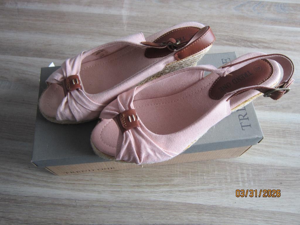 Dames Schoenen  Maat 40    (   NIEUW  ), Nieuw, Ophalen of Verzenden, Sneakers of Gympen, Roze