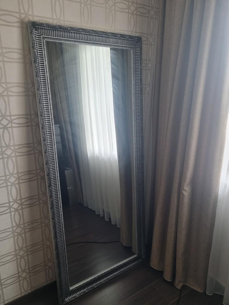 Mooie zilver/zwart kleurige spiegel in goede staat, Huis en Inrichting, Woonaccessoires | Spiegels, Ophalen, Zo goed als nieuw