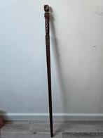 Ellemaat met knop in vorm van een vuist, Ophalen