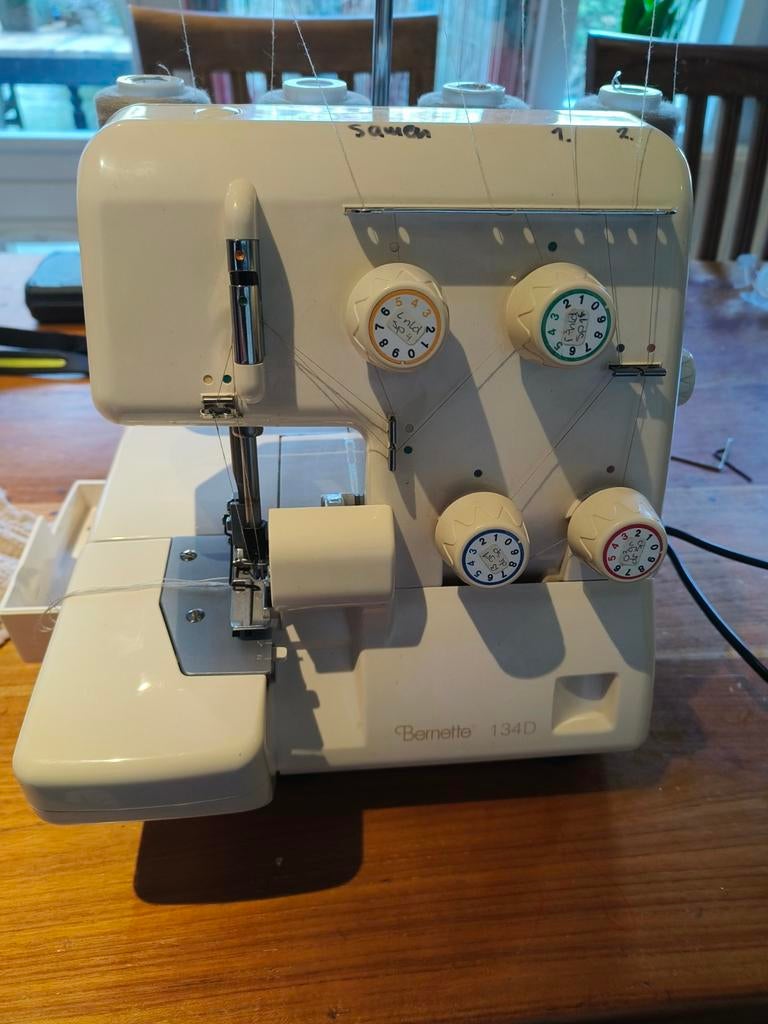 Bernette 134D Lockmachine te koop moet afgesteld worden., Ophalen, Zo goed als nieuw, Lockmachine, Overige merken