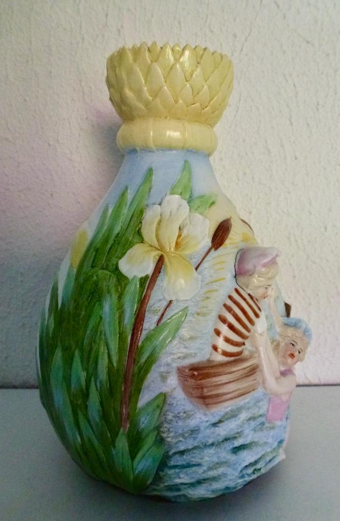 Vintage keramiek vaas, Capodimonte (?), met reliëf., Antiek en Kunst, Antiek | Vazen, Verzenden