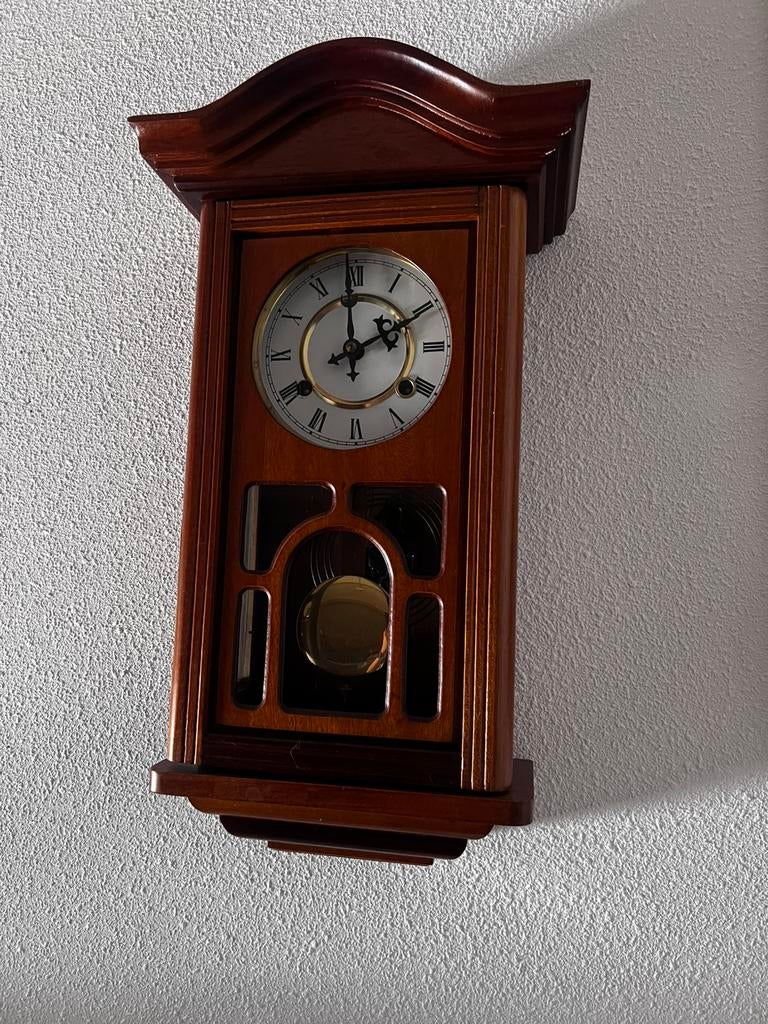 Antieke hangklok met opwindsleutel, Ophalen