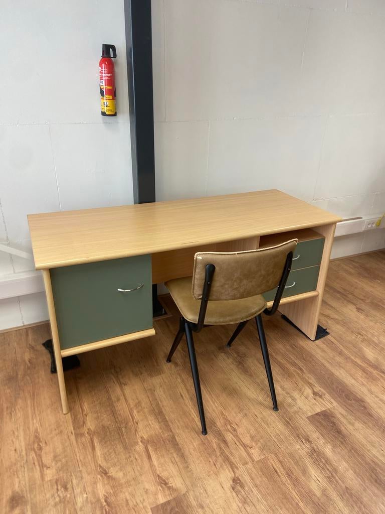 Gratis bureau (eventueel inclusief stoel!) 145x58 cm, Ophalen, Gebruikt, Bruin, Overige merken