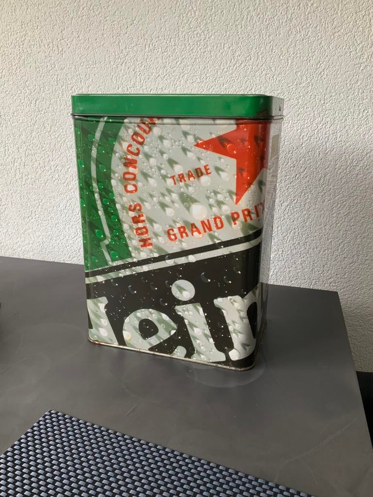 Groot oud Heineken blik. 32 cm hoog. 23 cm breed bij 16 cm., Verzamelen, Blikken, Ophalen of Verzenden, Gebruikt, Overige, Overige merken