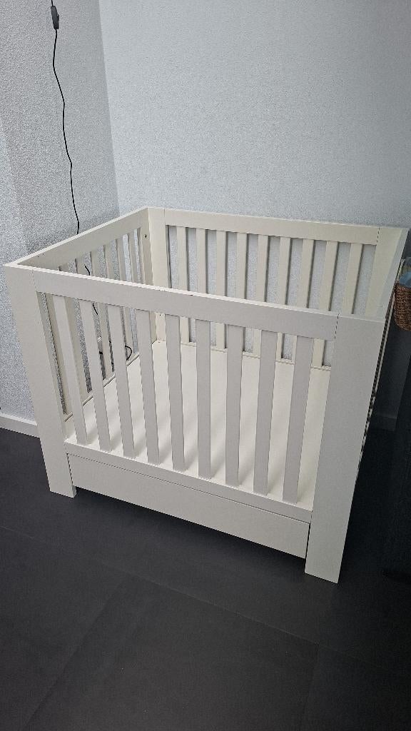 Witte box, met lade, in goede staat, Kinderen en Baby's, Boxen, Gebruikt, Vierkant, In hoogte verstelbaar, Boxkleed, Lade, Ophalen