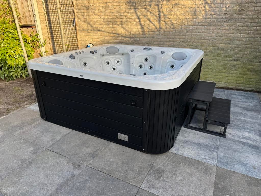 Jacuzzi 1,5 jaar oud nu voor 4350,- compleet met cover, Ophalen of Verzenden, Zo goed als nieuw, Trap, Vast